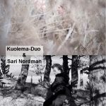 Patsaspuistossa tanssitaiteilija Sari Nordman ja Kuolema-Duo yhtye
